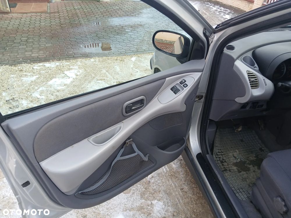 Nissan Almera Tino visia - 13