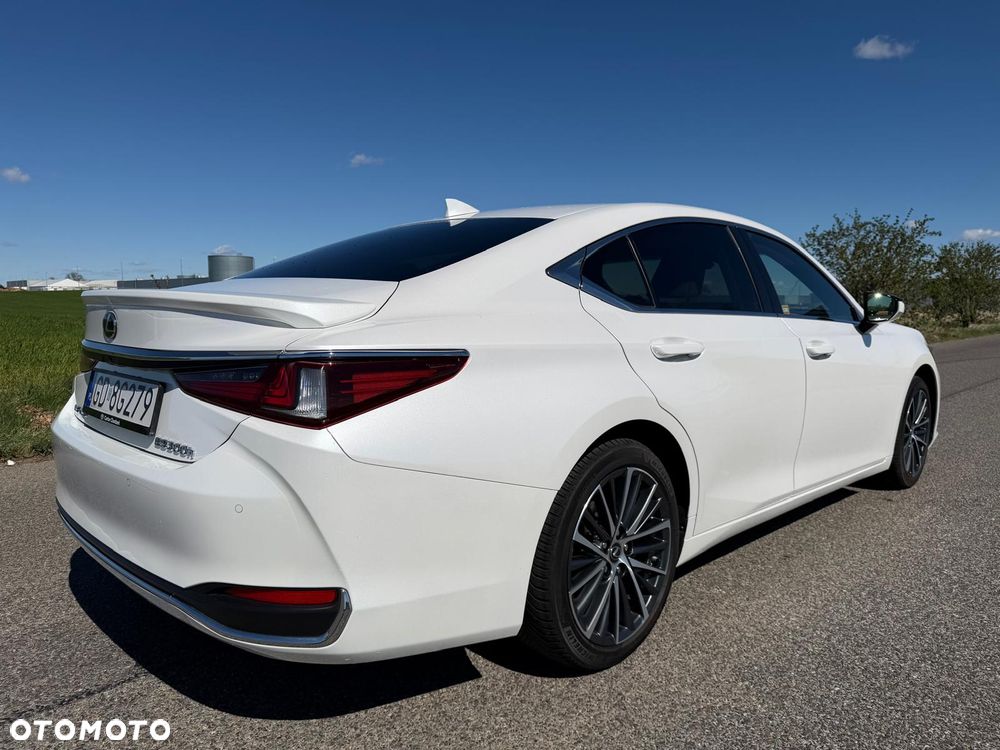 Lexus ES 300h Business Edition - 4