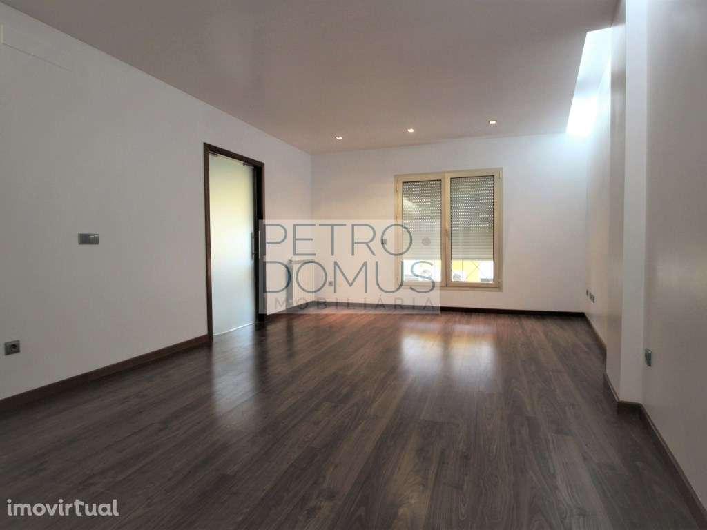 APARTAMENTO T1 - AV. MARQUÊS DE POMBAL - Grande imagem: 2/13