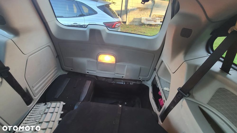 Chrysler Town & Country - 10