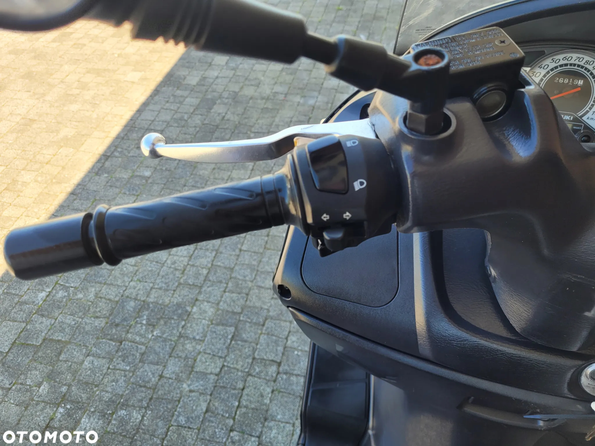 Suzuki Burgman - 12