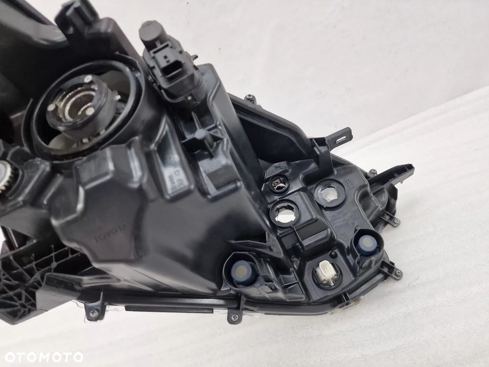 TOYOTA YARIS IV 20- LEWA LAMPA PRZEDNIA PRZÓD SOCZEWKA , NR KOITO K0-6 , NR AUKCJI LA653 - 10