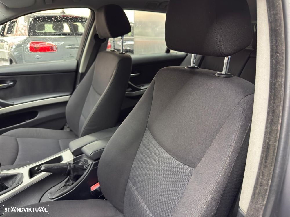 BMW 318 d Navigation Sport - 33