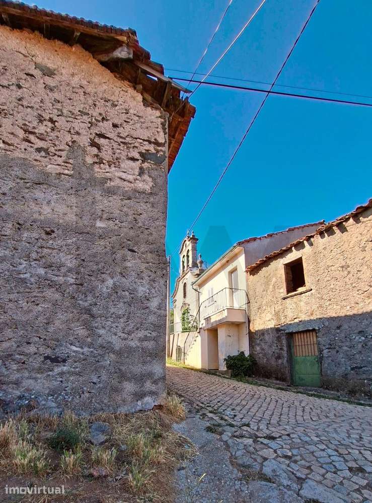 Moradia Tradicional Transmontana em Pedra com Terreno, Adegas e Pombal - Grande imagem: 2/31