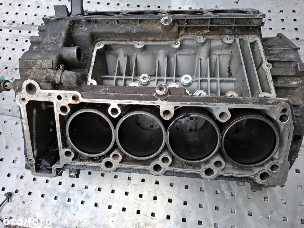 BLOK SILNIKA V8 MERCEDES 4,0 CDI NA STOLIK - 3
