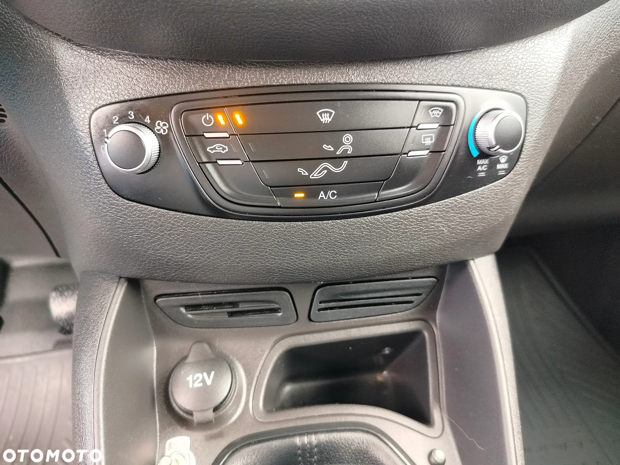 Ford Transit Courier - 12
