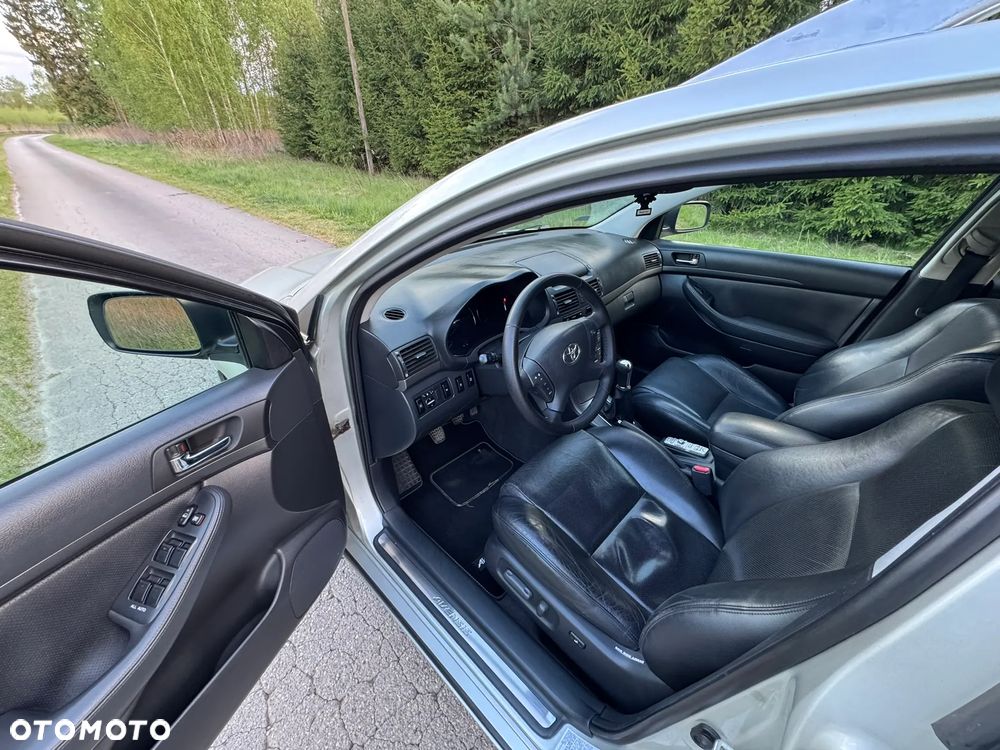 Toyota Avensis 2.0 D-4D Executive - 5
