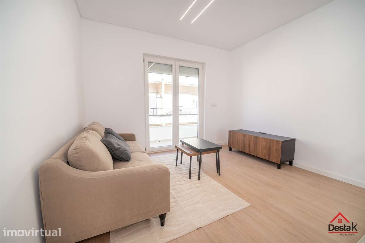 Apartamento T3 totalmente remodelado com varanda em Almada - Grande imagem: 3/31