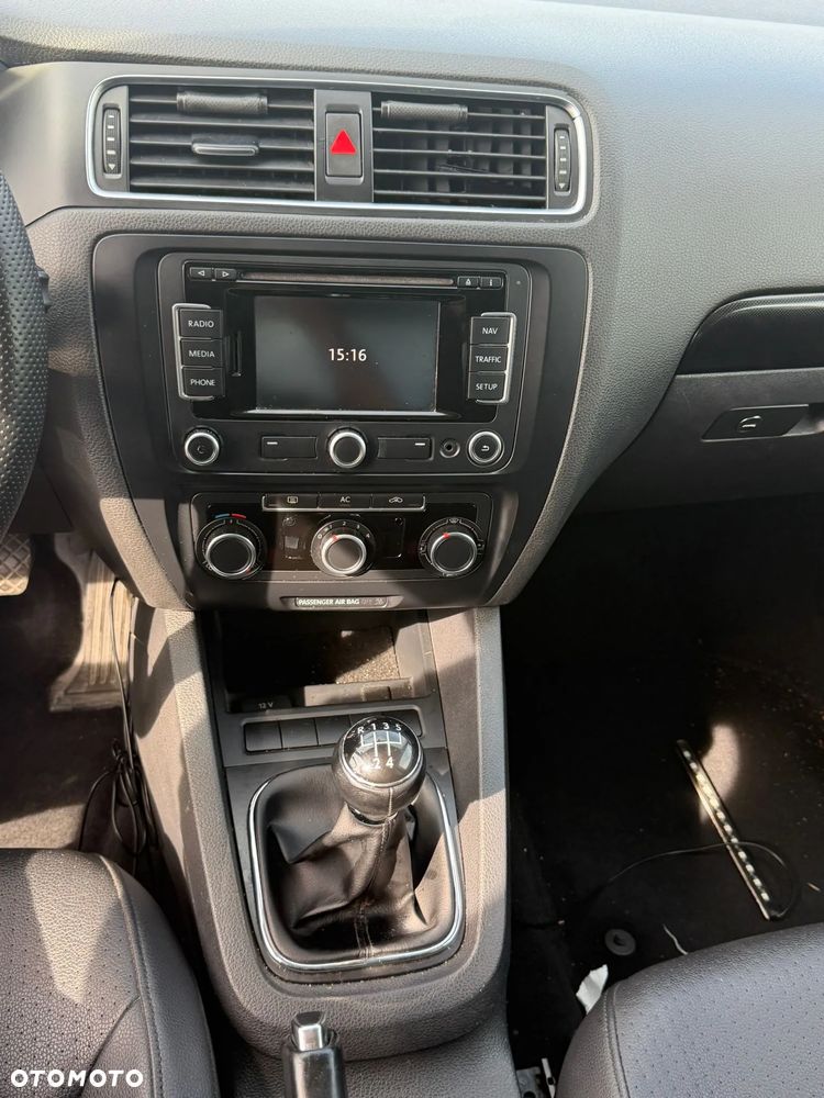 Volkswagen Jetta - 4