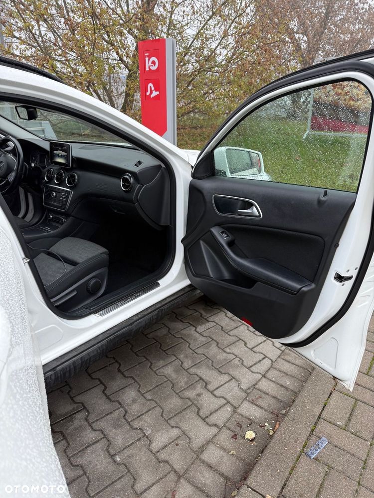Mercedes-Benz GLA 180 7G-DCT - 11