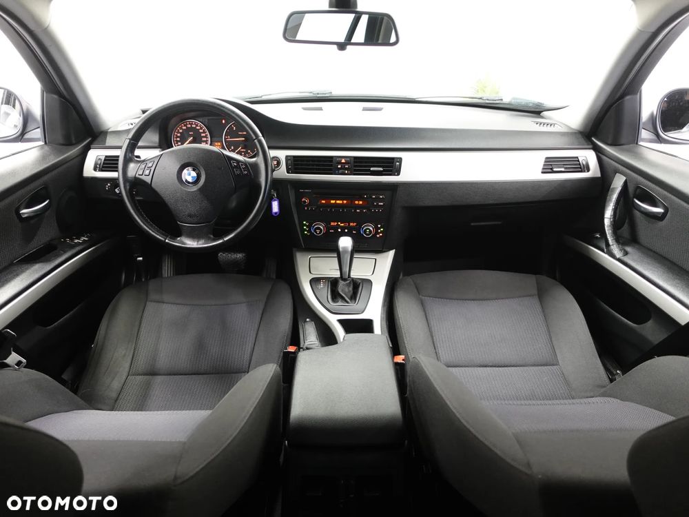 BMW Seria 3 320d xDrive DPF - 27