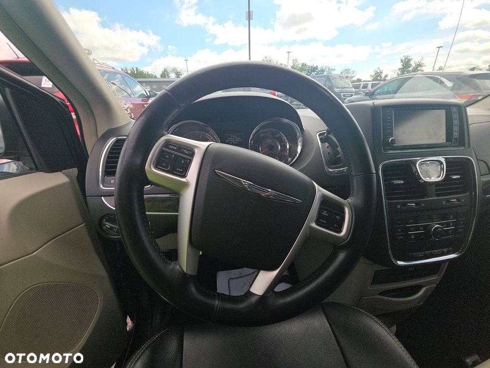 Chrysler Town & Country - 10