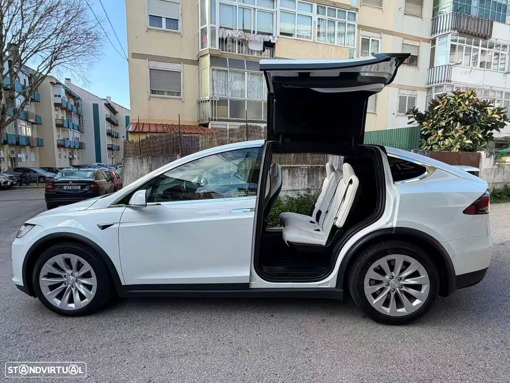 Tesla Model X - 4