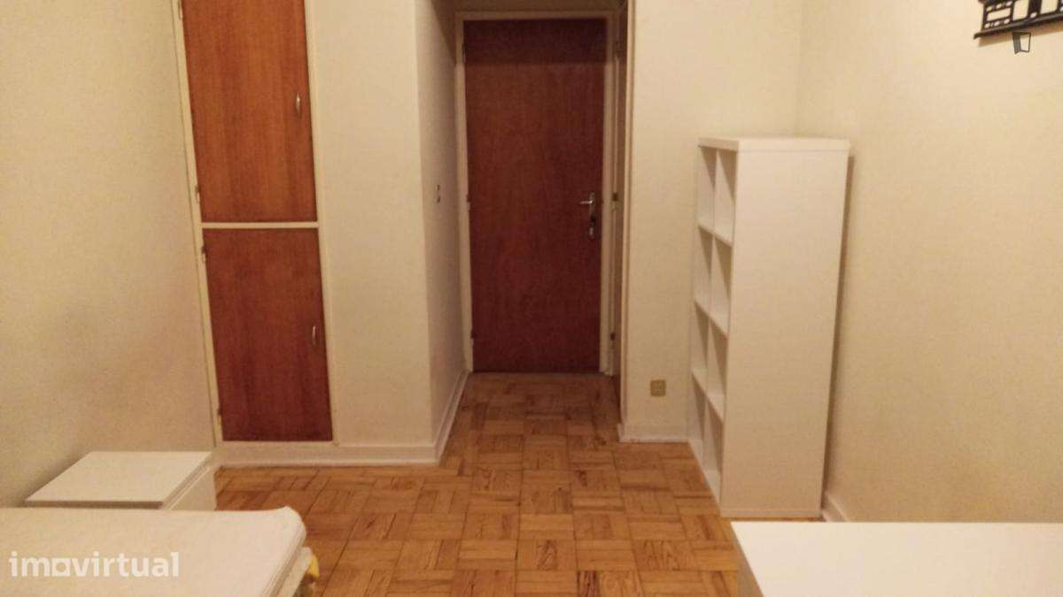 Quarto - localizado em Baixa Coimbra - Grande imagem: 2/11