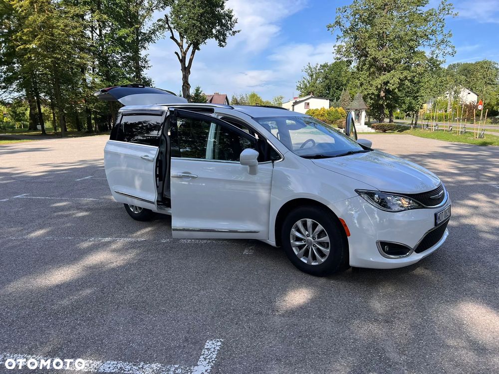 Chrysler Pacifica - 4