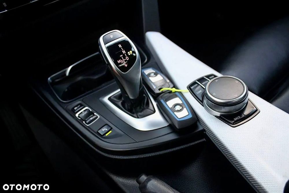 BMW Seria 3 330i M Sport - 11