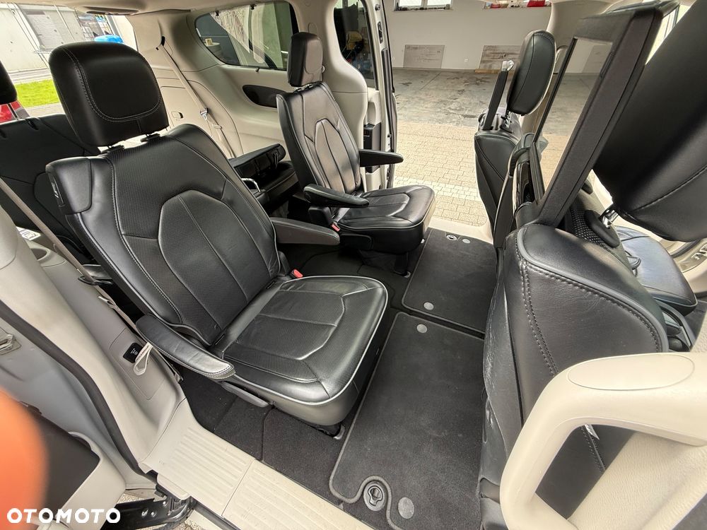 Chrysler Pacifica - 11