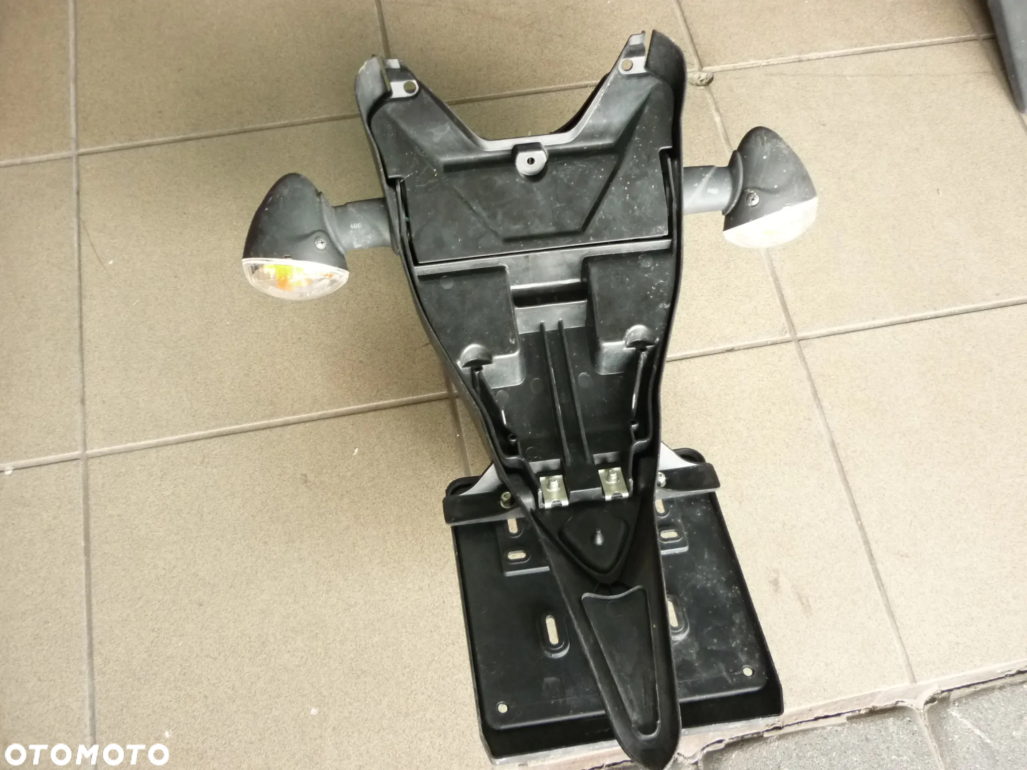 Błotniklampa kierunkowskazy mocowanie tablicy rejestracyjnej Suzuki Gladius 650 - 5
