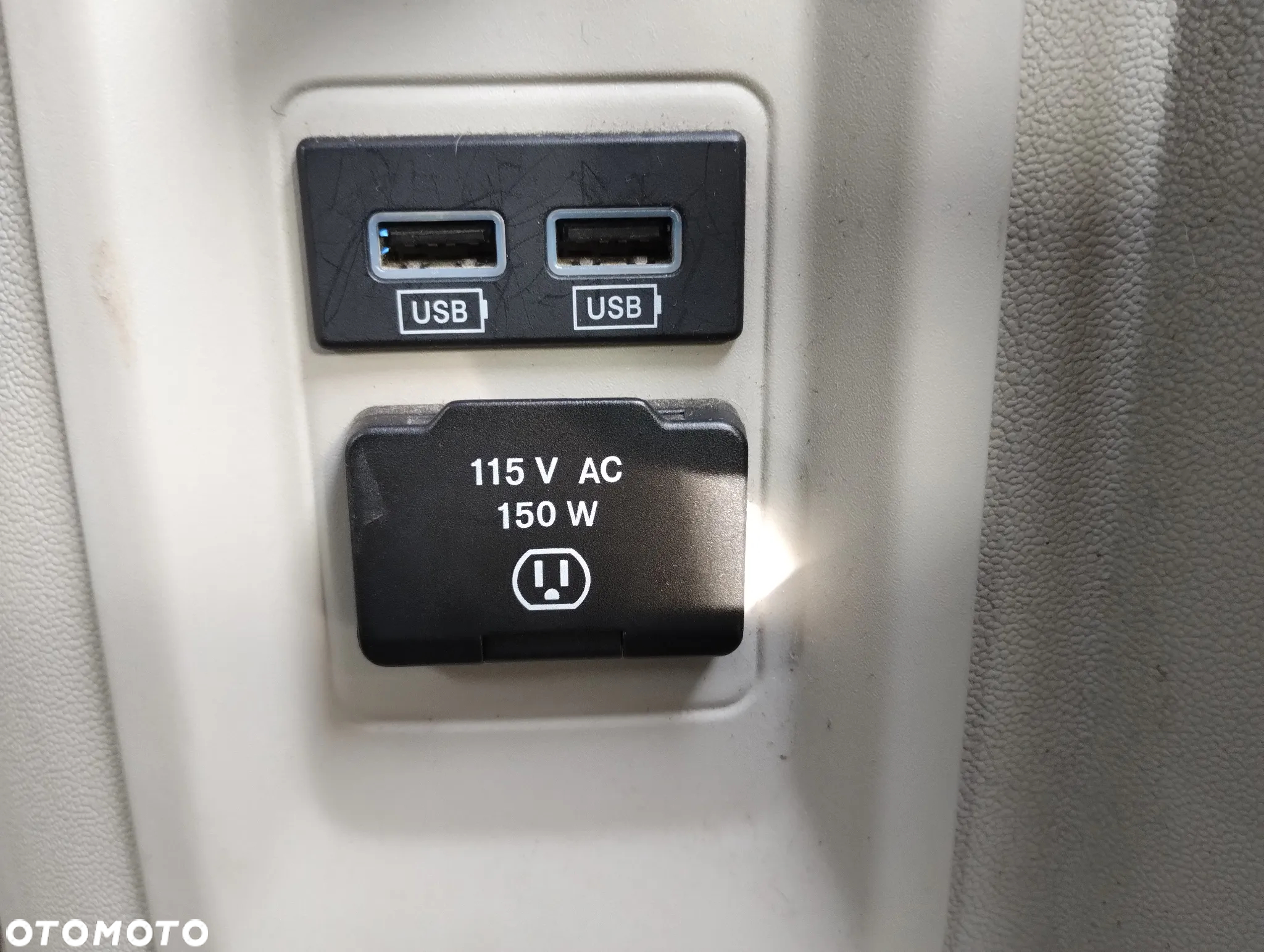 Chrysler Town & Country - 21