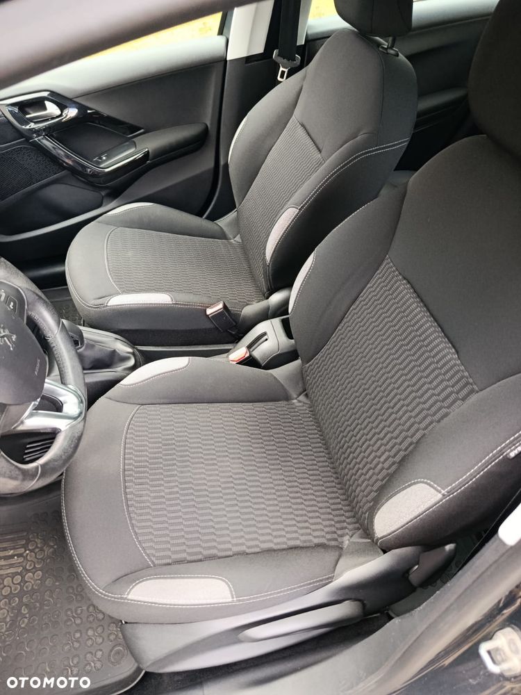 Peugeot 208 - 11