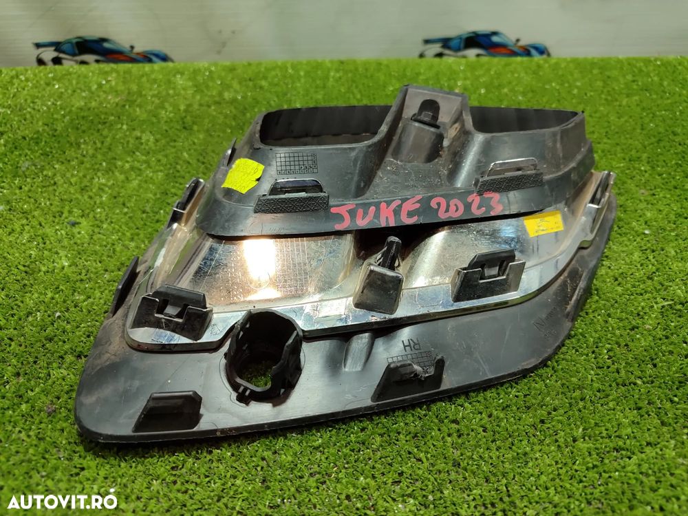 GRILA BARA FATA DREAPTA NISSAN JUKE HYBRID 1.6 BENZINA 2023 COD OEM 261A21107R / 261A27768R / HATCHBACK 5 USI / 2022-2024 - 5