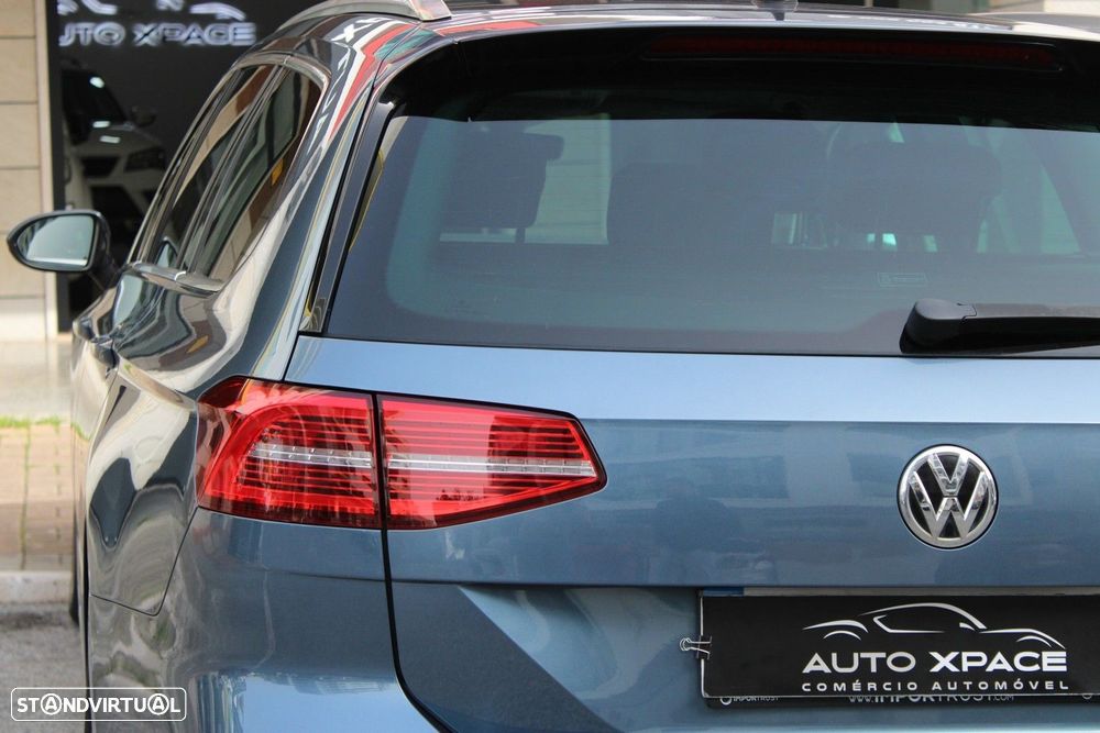 VW Passat Variant 1.6 TDI Highline DSG - 14
