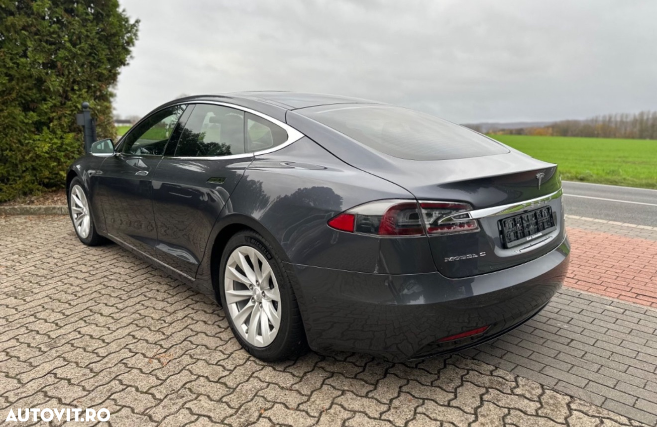 Tesla Model S - 5