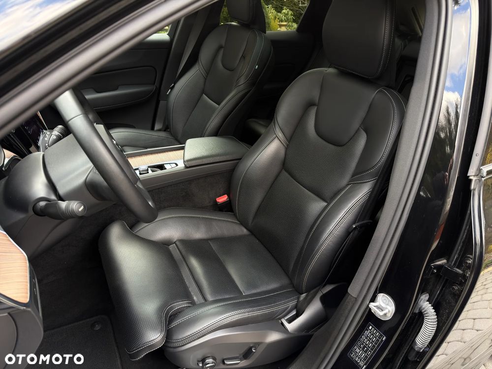 Volvo XC 60 T8 AWD Plus Dark - 26
