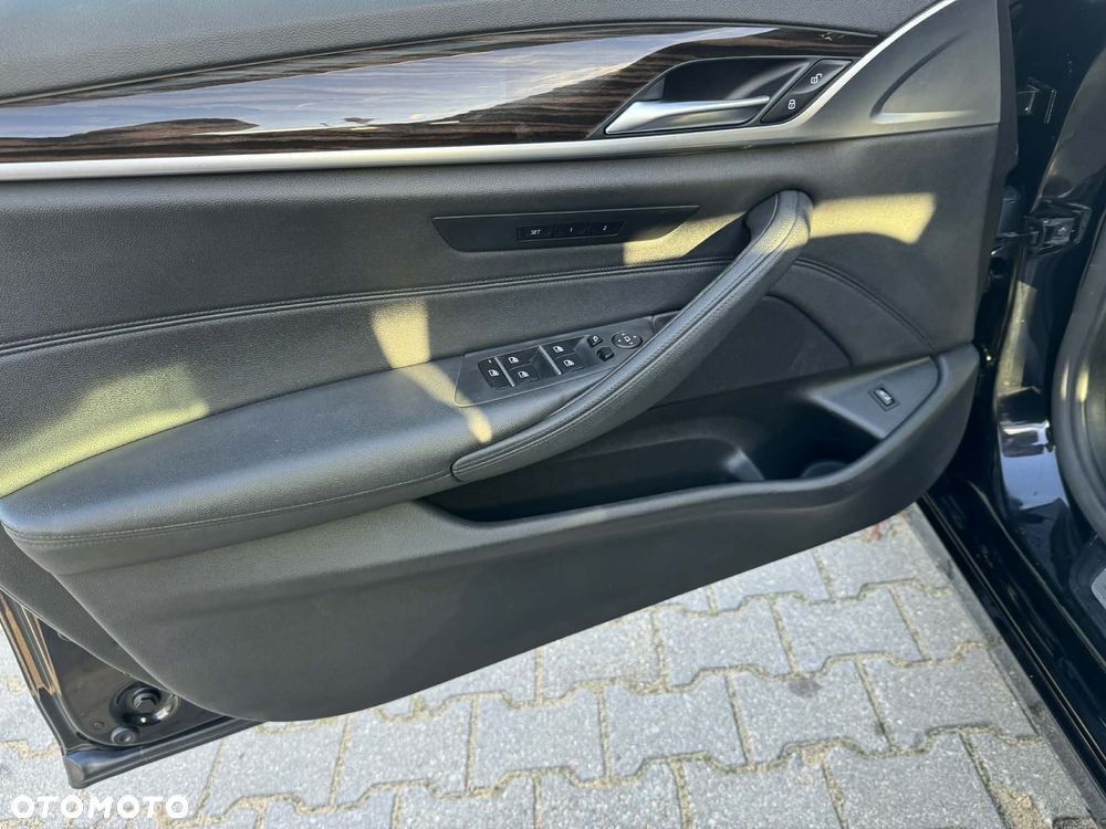 BMW Seria 5 530i Sport Line - 28