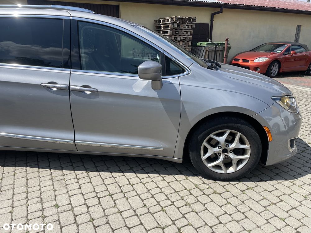 Chrysler Pacifica - 16