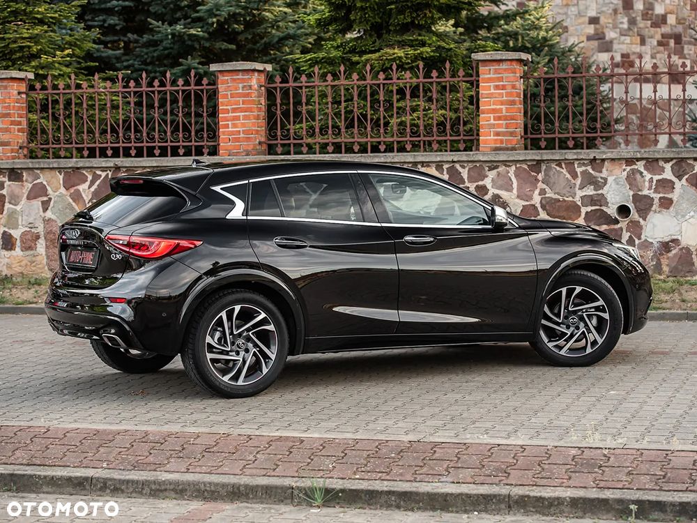 Infiniti Q30 - 9