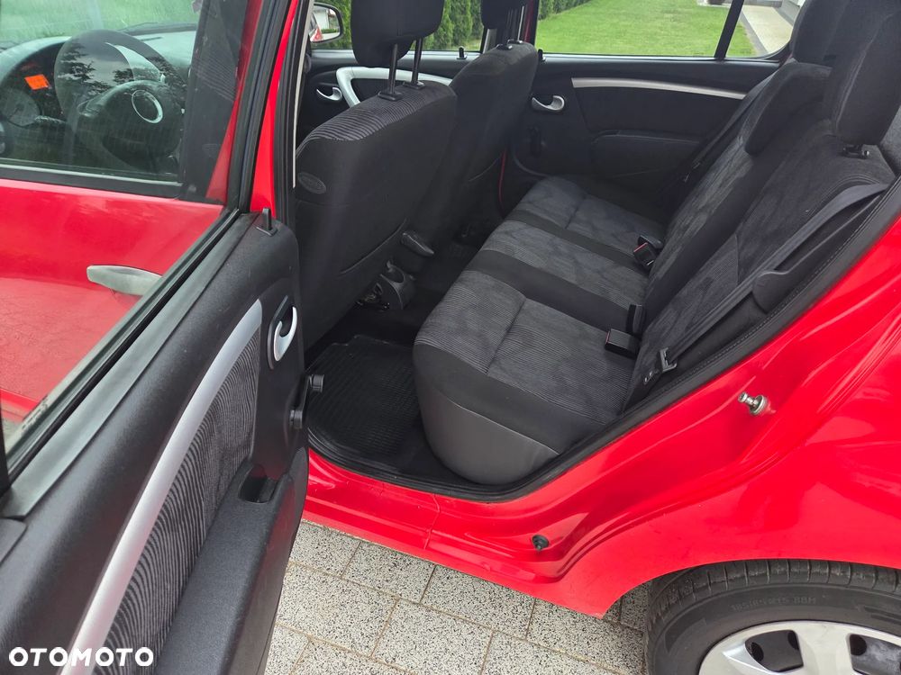 Dacia Sandero - 8