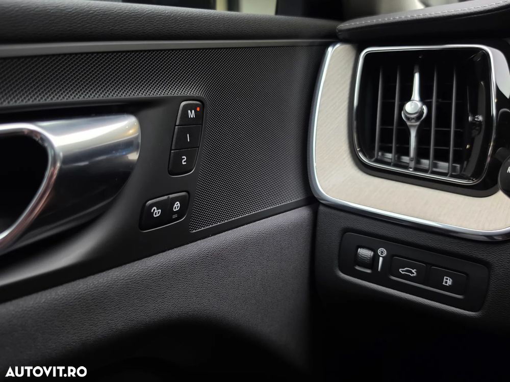Volvo XC 60 T6 AWD Recharge Geartronic Inscription Expression - 25