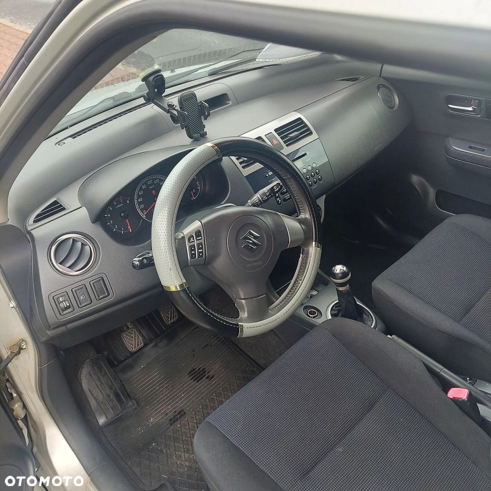 Suzuki Swift 1.3 Club - 4