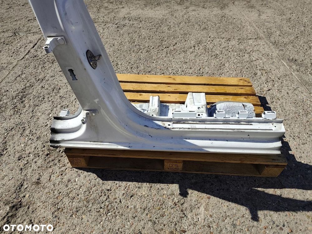 AUDI A4 B9 PRAWY SŁUPEK ŚRODKOWY - 2