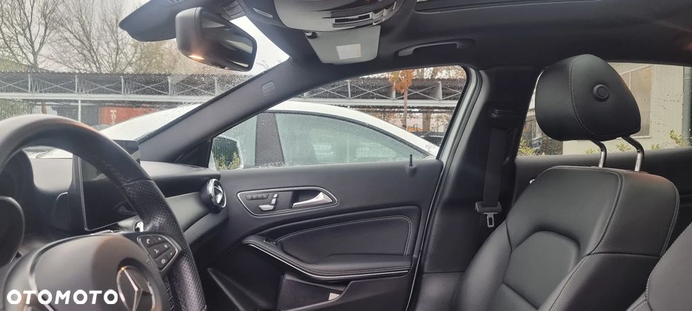 Mercedes-Benz GLA 250 4Matic 7G-DCT - 28