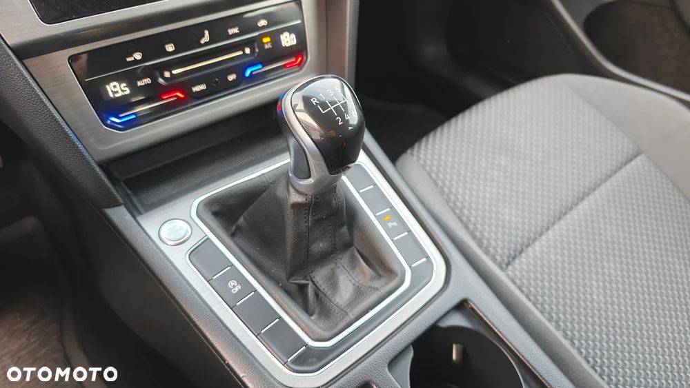 Volkswagen Passat - 17