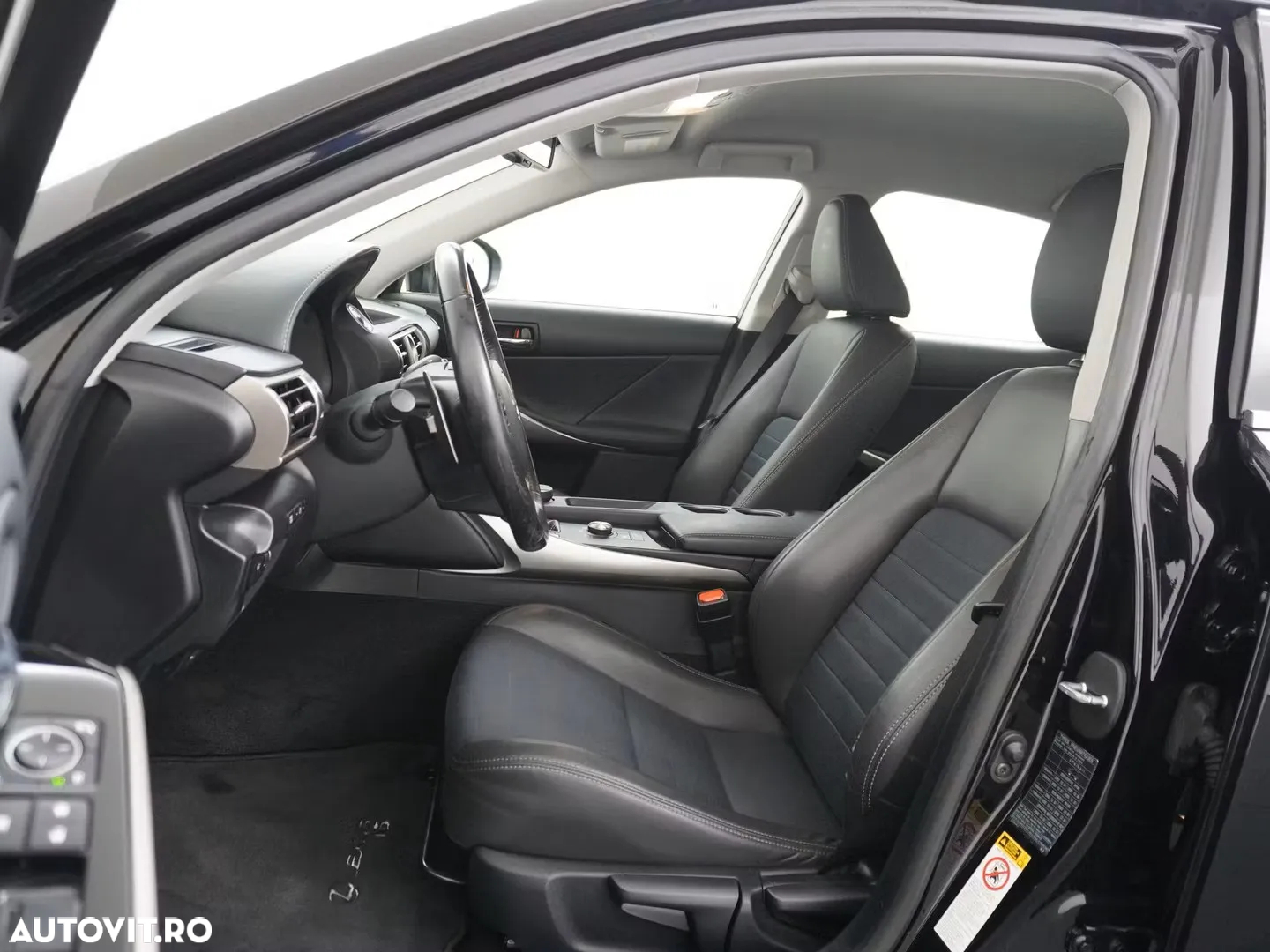 Lexus Seria IS 300h - 6