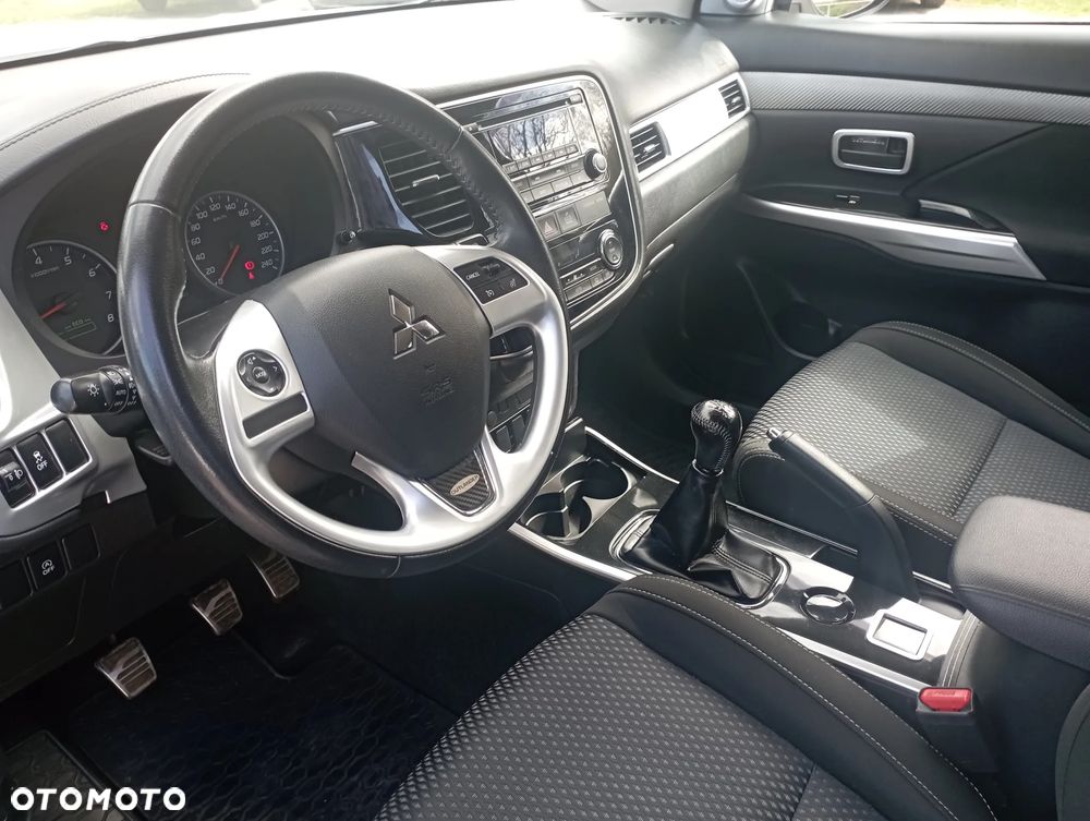 Mitsubishi Outlander 2.0 Invite + 2WD - 3