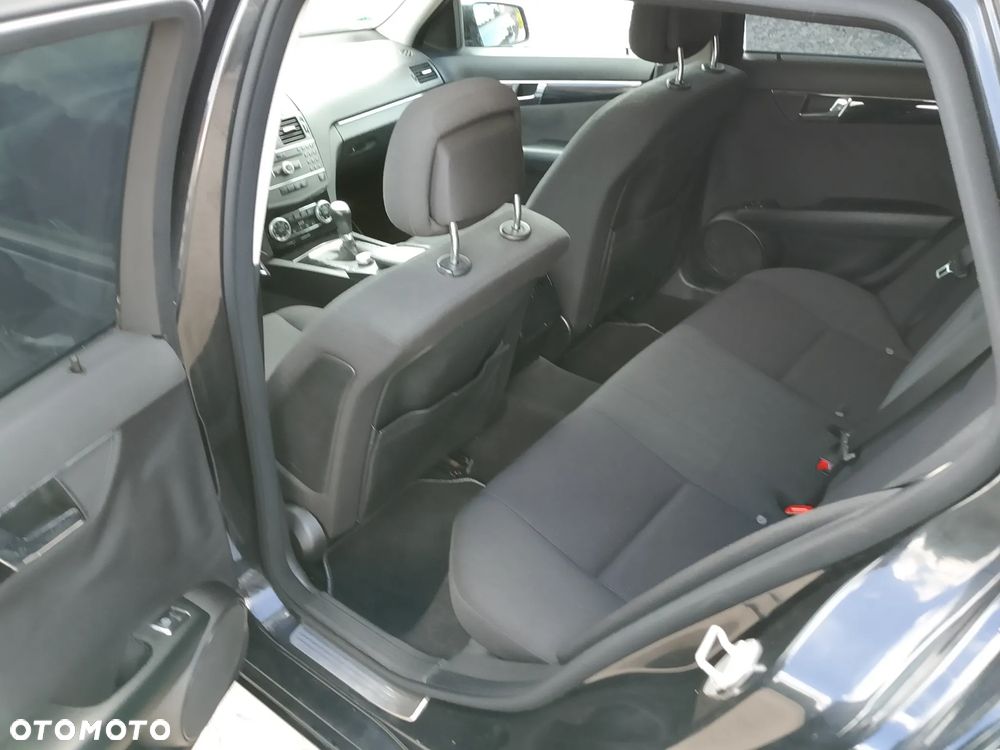Mercedes-Benz Klasa C 180 CGI BlueEff Classic - 16