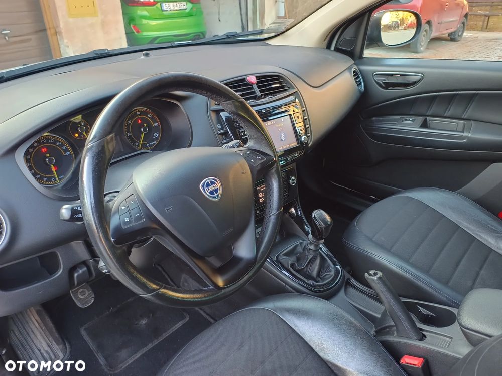 Lancia Delta 1.9 MJ TB S by Momo - 11