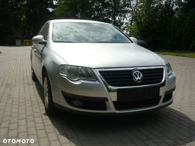 Volkswagen Passat 1.6 FSI Comfortline - 1