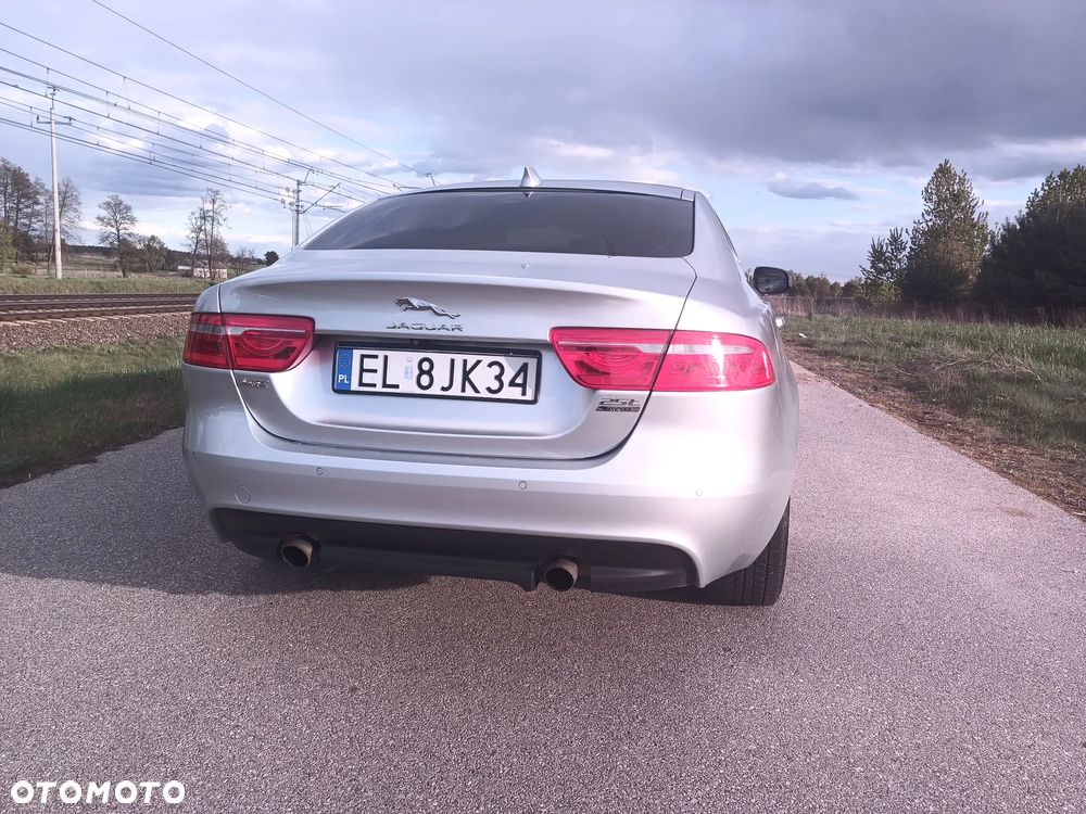 Jaguar XE 2.0 P300 AWD SE - 8