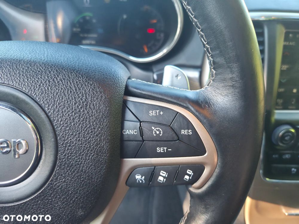 Jeep Grand Cherokee - 32