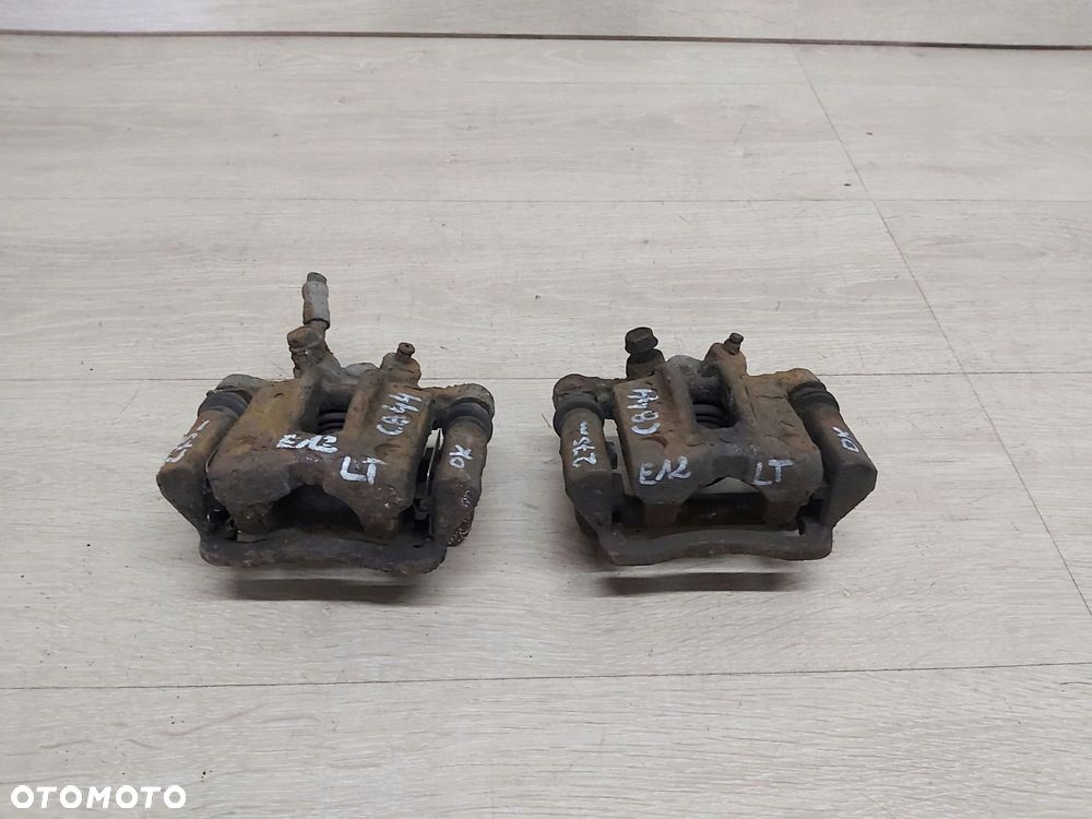 Toyota Corolla E12 zacisk jarzmo lewy tył 275mm - 1