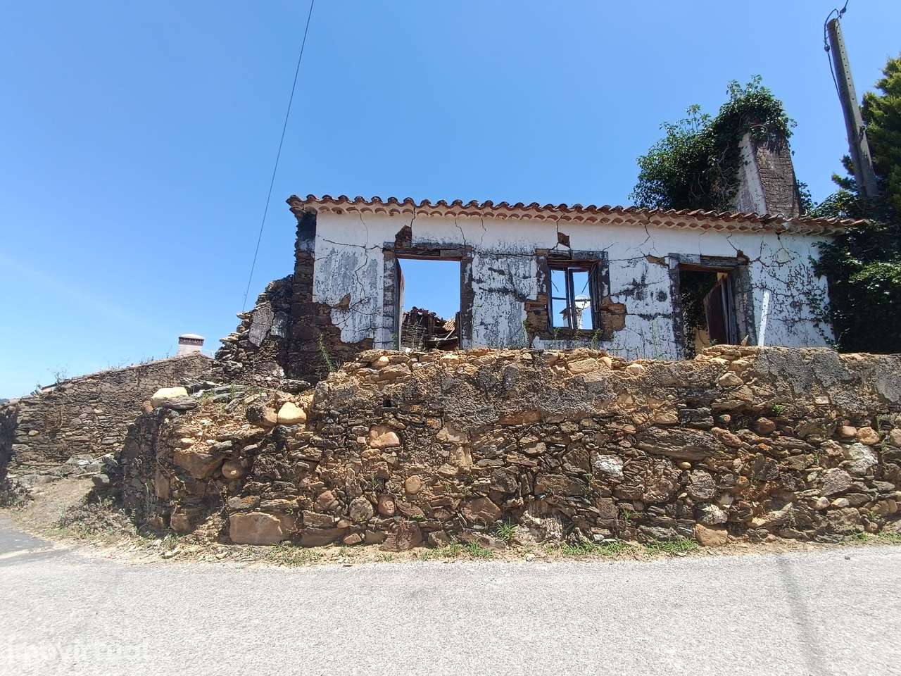 Abrantes, Cabeça Gorda, terrenos com ruínas-Junto à Albufeira de Caste - Grande imagem: 2/26