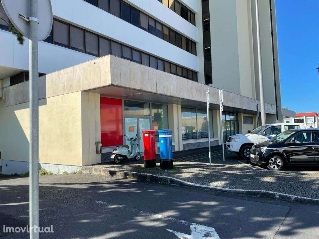 Edifício destinado a Comércio e Serviços em Ponta Delgada, São José - Grande imagem: 3/9