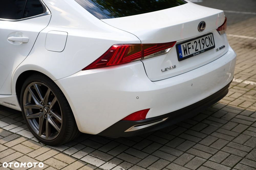Lexus IS 300h F Sport - 11