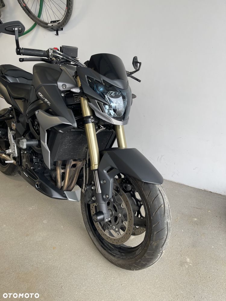 Suzuki GSR - 8