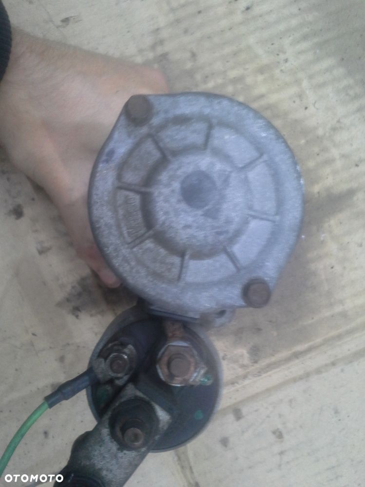 Renault Clio III 1.2 rozrusznik Valeo TS8E6  8200369521 - 9